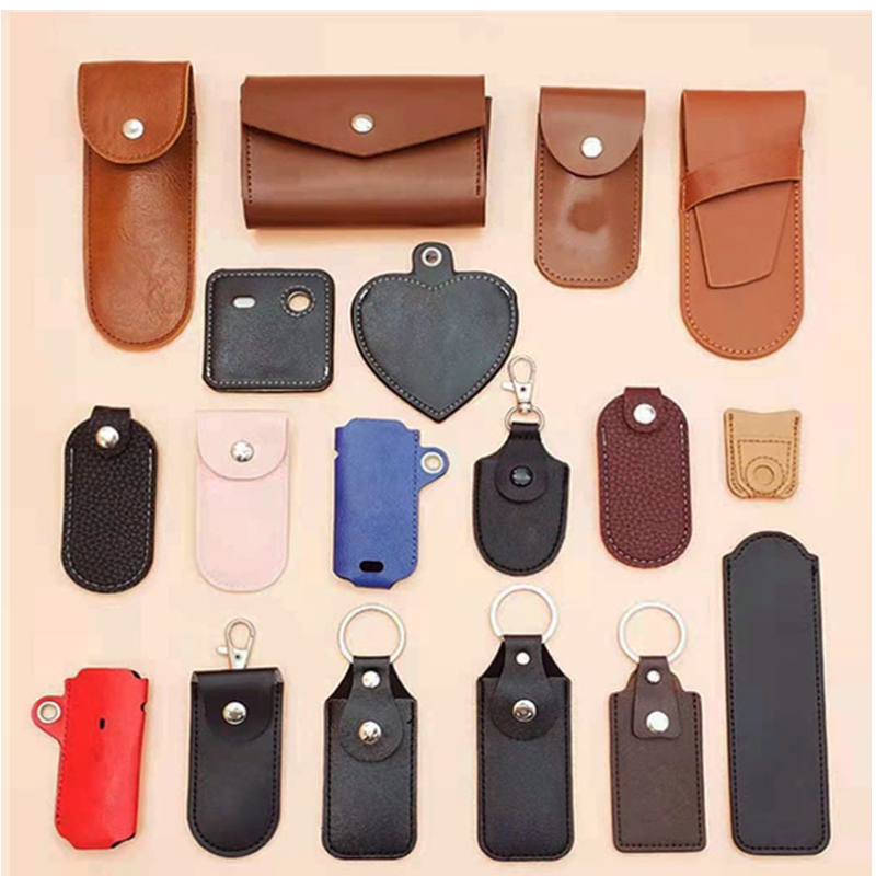 Skórzana klamra z kluczem, skórzana obudowa znapędem USB, różne małe skórzane przedmioty, skórzana karta portfela